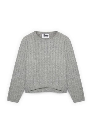 Pull en tricot gris avec une texture côtelée, un col rond et un ourlet court. Manches longues et une étiquette avec le nom de marque "flor" visible.