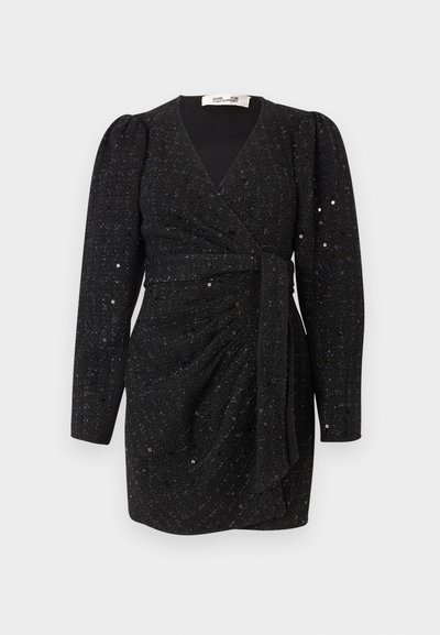 Melna mini kleita ar garām pūtītēm piedurknēm, apvijas dizainu, drapētām detaļām, teksturētu audumu un izkaisītiem spīdumiem dekorēšanai.
