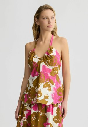 Floral-Haltertop in Weiß mit großen rosa und braunen Rosen. Der geraffte Ausschnitt und das fließende Design sorgen für Textur und Bewegung.