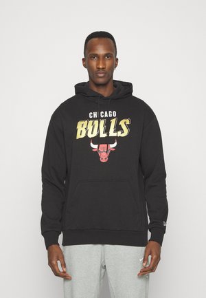 Sudadera negra con bolsillo frontal, con "Chicago Bulls" en dorado y un logo de toro. Textura suave y puños acanalados para mayor comodidad.