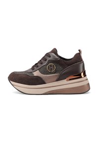 Sneakers con una combinazione di suede marrone scuro e accenti metallici. Presentano una suola spessa e stratificata e un logo decorativo sul lato.