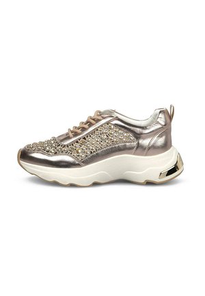 Stevige metallic rozenkleurige sneaker met beige veters, strassversieringen aan zijkanten en neus, dikke witte zool met gouden hielaccent.