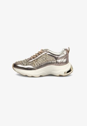 Stevige metallic rozenkleurige sneaker met beige veters, strassversieringen aan zijkanten en neus, dikke witte zool met gouden hielaccent.