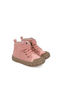 Zapatillas altas de color rosa claro con tejido acanalado, correa de velcro y diseño con cordones. Presentan una suela de goma y un forro interior suave.