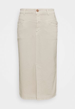 Jupe en denim beige jusqu'aux genoux avec fente avant, passants pour ceinture, poches latérales et fermeture par bouton à la taille.