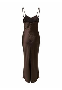 Robe nuisette sans manches en satin marron foncé avec fines bretelles réglables et une couture centrale à l'avant s'étendant jusqu'à une légère fente avant.