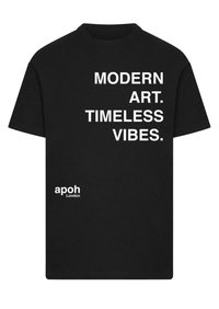 Schwarzes T-Shirt mit fettem weißen Text: "MODERNE KUNST.ZEITLOSE VIBEN." mit dem Logo "apoh London" unten links. Klassisches Rundhals-Design.