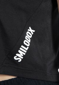 Smilodox CROP - T-shirts print - schwarz