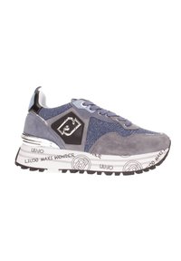 Sneaker sportive con tomaia in suede grigia e tessuto blu, con dettagli argentati, patch con logo nero, suola intermedia spessa bianca con dettagli di branding stampati.