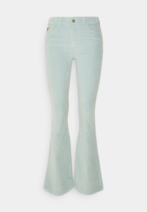 Lichtblauwe high-waist ribfluwelen broek met uitlopende pijpen, voorkant met knoop en ritssluiting, en riemlussen.