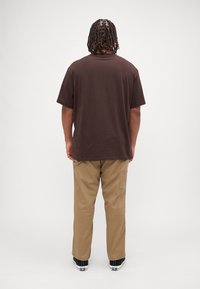 YOURTURN UNISEX - Základné tričko - dark brown