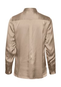 Camicia di satin beige chiaro con colletto classico, maniche lunghe e una superficie liscia; presenta un yoke e dettagli sulle cuciture posteriori.