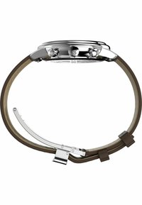 Montre chronographe avec un boîtier en acier inoxydable argenté, un bracelet en cuir brun et des éléments en métal poli. Elle dispose d'un cadran à motif avec deux poussoirs.