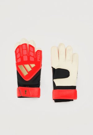 Une paire de gants de gardien rouges, noirs et crème, présentée de face et de dos sur un fond uni.