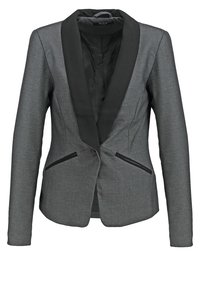Blazer gris pour femme, cintré, col châle en satin noir avec poches avant passepoilées noires, fermeture par un bouton et manches longues.