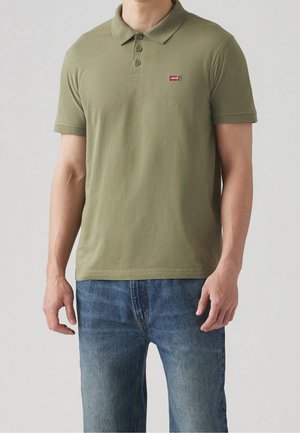 Olivově zelené polo tričko z bavlny, se třemi knoflíky, krátkými rukávy a malým červeným logem Levi's na hrudi.