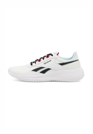 A Reebok sportcipő fehér szintetikus felsőrésszel, fekete részletekkel, piros fűzőlyukakkal és texturált talppal rendelkezik, amely lekerekített formájú a párnázás érdekében.