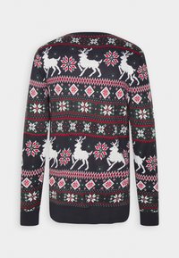 Mörkblå stickad tröja med julmotiv, inklusive renar, snöflingor och geometriska mönster i vitt, röd och grönt.