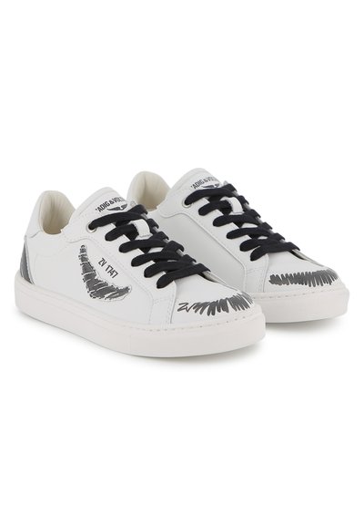 Λευκά αθλητικά παπούτσια από δέρμα με μαύρα κορδόνια, διακοσμημένα με γραφικό σχέδιο στη μύτη και τη φτέρνα. Κείμενο στη γλώσσα που γράφει "ADIG&VO." Υφή από καουτσούκ στη σόλα.