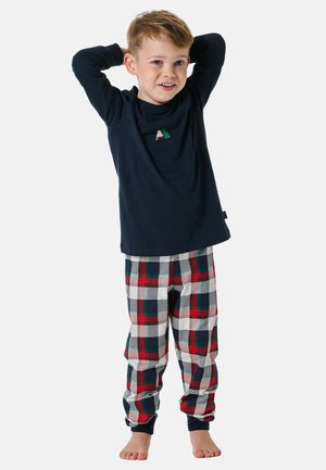 Marineblauwe longsleeve shirt met een kleine afbeelding, gecombineerd met rood, groen en witte geruite broek. Katoenen materiaal, aansluitende stijl. Kind dat blootsvoets staat.