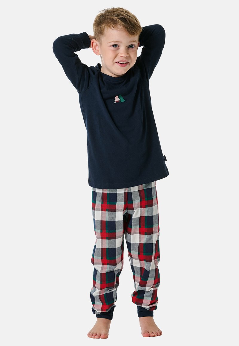 Marineblaue Langarmbluse mit einem kleinen Grafikdesign, kombiniert mit rot, grün und weiß karierten Hosen. Aus Baumwollmaterial, figurbetonter Stil. Kind steht barfuß.