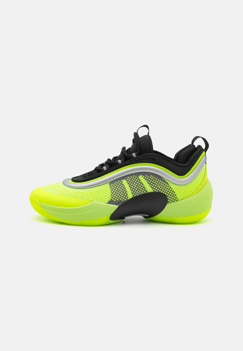 Sportschuh mit einem lebhaften Neon-Gelb-Obermaterial, schwarzen Akzenten, Mesh-Struktur und einer gekrümmten Sohle mit einem strukturierten schwarzen Element.