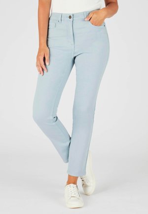 Lichtblauwe denim jeans met een slim fit, voorzakken en een knoopsluiting. Draag ze met witte sneakers en een eenvoudig shirt.