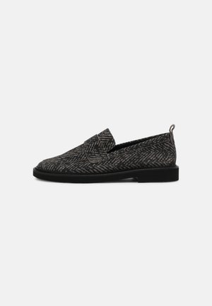Herres slip-on loafer med sort og gråt fiskebensstof overdel, sort sål og en trækflig ved hælen.