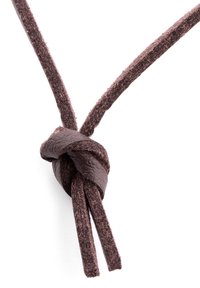 Brun ruskindssnor bundet i en knude. Snoren er flad, med en glat tekstur og frynset ender, hvilket demonstrerer et enkelt design.