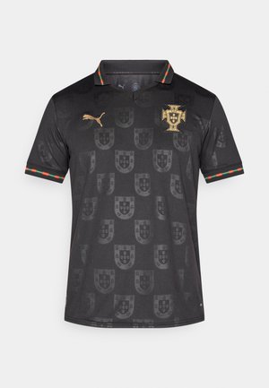 Maglia sportiva nera con design a collo, caratterizzata da un motivo scudo sottile, logo Puma dorato e accenti verdi e rossi sul colletto.