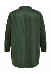 Abrigo verde de ante sintético con corte recto, mangas largas y cuello alto. Textura suave y diseño trasero sencillo, sin elementos visibles.