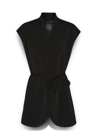 Top nero senza maniche realizzato in tessuto morbido, con scollatura a V, vita con lacci, due tasche frontali e una silhouette rilassata.