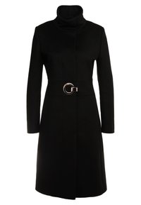 Abrigo negro con cuello alto, mangas largas y un diseño entallado. Cuenta con una hebilla de cinturón circular que acentúa la cintura. Textura suave.