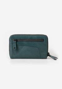 Portafoglio in pelle color teal con chiusura a zip, dotato di una tasca esterna con zip, design angolato e dettagli di cucitura a contrasto.