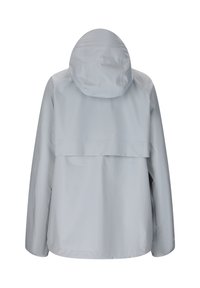 Lichtgrijze waterdichte jas met vaste kap en ventilatielap aan de achterkant, gezien van achteren tegen een witte achtergrond.