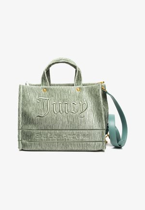 Borsa verde testurizzata con logo 'Juicy' in rilievo, dettagli in hardware dorato, manici doppi e una tracolla regolabile.