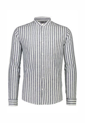 Camicia a maniche lunghe realizzata in tessuto a righe verticali blu e bianche, con colletto a bottoni e una tasca sul petto.