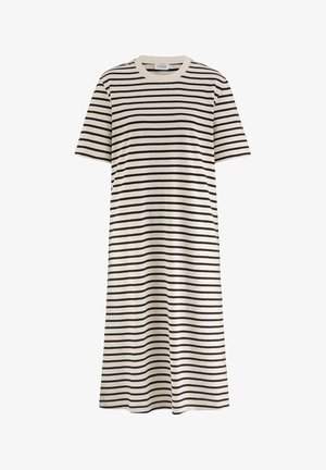 Il vestito a righe presenta una base beige con strisce nere, maniche corte, scollatura rotonda e una silhouette morbida fino al ginocchio.