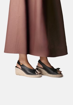 LAILA - Czółenka na platformie