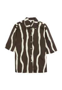 Camicia a maniche corte con uno sfondo marrone e strisce ondulate color crema, dotata di colletto a punta e chiusura con bottoni sul davanti.