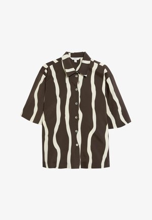 Camicia a maniche corte con uno sfondo marrone e strisce ondulate color crema, dotata di colletto a punta e chiusura con bottoni sul davanti.