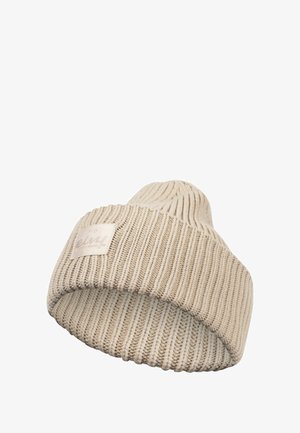 Bonnet beige tricoté avec une texture côtelée et un revers replié. Présente un petit logo brodé à l'avant. Tissu doux et chaud.