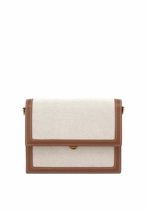 Sac à main rectangulaire en tissu beige avec garniture en cuir marron, fermeture dorée et couture blanche, présenté de face sur fond blanc.
