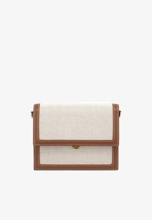 Sac à main rectangulaire en tissu beige avec garniture en cuir marron, fermeture dorée et couture blanche, présenté de face sur fond blanc.