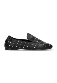 Černé kožené mokasíny s hladkou texturou a stříbrnými tečkami jako ozdobou. Mají zaoblenou špičku a slip-on design s elastickými prvky.
