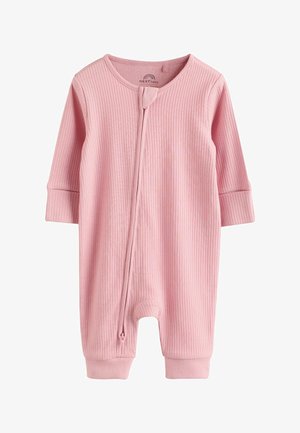 Bleekroze geribbelde babyromper met lange mouwen, ronde halslijn en een ritssluiting aan de voorkant. Mouwboorden en beenopeningen zijn nauwsluitend.