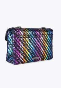 Wiklinowa torebka z wielokolorowymi skośnymi paskami na czarnym tle, z łańcuszkiem jako paskiem i metalową tabliczką z logo z przodu.