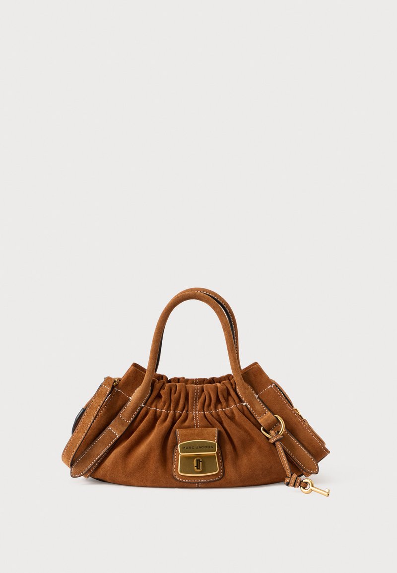 Pruun seemisnahast käekott kogutud disainiga, kahe käepidemega, kuldsete detailidega ja esiklambriga. Kott on kontrastse valge õmblusega ja võtme detailiga.