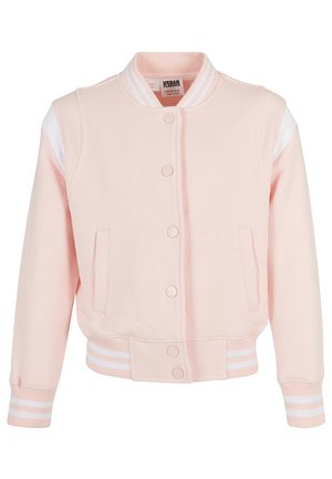 Veste universitaire rose clair avec des rayures blanches sur le col, les poignets et l'ourlet, boutons-pression sur le devant, et poches passepoilées de chaque côté.