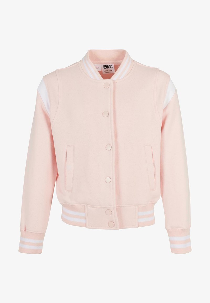 Veste universitaire rose clair avec des rayures blanches sur le col, les poignets et l'ourlet, boutons-pression sur le devant, et poches passepoilées de chaque côté.